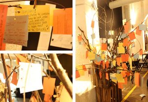 Arbre de mémoire collective avec des douzaines de cartes postales aux branches, lors d'un événement d'engagement jeunesse Equitas à Montréal